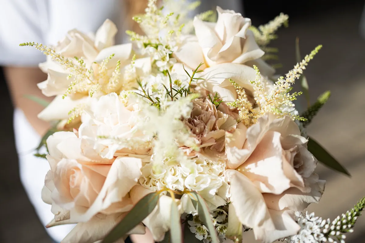 Bukiet ślubny z kremowych i pudrowych róż z astilbe i eukaliptusem